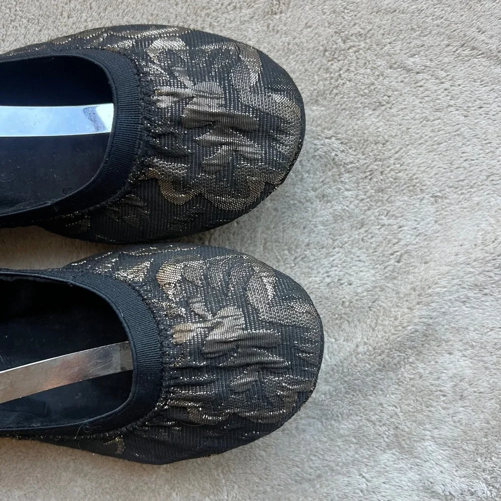 Bandolino Women 9.5 fit like 8.5 Black Gold Metallic Jacquard Ballet Flat Buckle